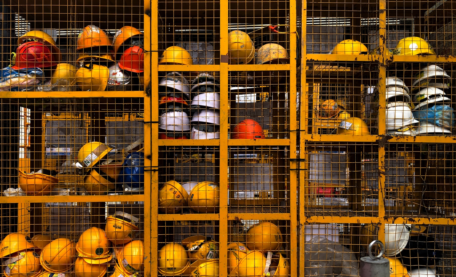 Ezel OSGB - Ezel Ortak Sağlık ve Güvenlik Birimi a rack filled with lots of yellow hard hats